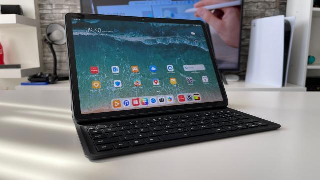 <b>HUAWEI MatePad 11.5: OS, UI și aplicații aplicaţii cu un HarmonyOS mai productiv ca niciodată + tastatură</b>Huawei MatePad 11.5 rulează HarmonyOS 3.1 şi foloseşte AppGallery ca magazin de aplicaţii. E al treilea cel mai mare magazin de aplicaţii din lume, după Google Play Store şi Apple App Store. Găzduieşte 200.000 de aplicaţii 