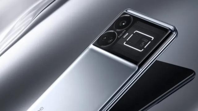 <b>realme GT5 apare într-un teaser oficial pe nuanța Quicksilver Mirage și arată tare bine (Video)</b>Realme GT5 va debuta pe 28 august, după cum am aflat în urmă cu câteva zile. Era de așteptat ca producătorul să dea startul unei campanii de teasing pentru acest model așteptat și iată că azi au apărut imagini și chiar un clip video oficial ce pune în
