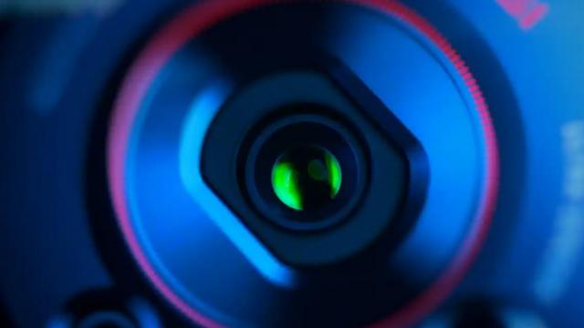 <b>Anul 2024 ne va aduce telefoane cu zoom 200X, ba chiar 300X</b>Cam de la Xiaomi Mi 10 Ultra încoace nu prea am mai văzut salturi la nivel de zoom. Pe atunci era vorba despre zoom 120X, dar ulterior telefoanele s-au mulţumit cu zoom digital 100X. Au trecut 3 ani de atunci şi acum aflăm că am putea trece 