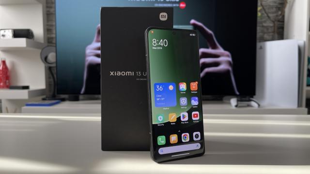 <b>Xiaomi 13 Ultra: Hardware de cameraphone redutabil, puternic şi la gaming</b>Ultimele modele Ultra de la Xiaomi testate de noi s-au remarcat prin ecran secundar în spate, pe Mi 11 Ultra şi primul senzor foto echivalent cu 1 inch pe 12S Ultra. Xiaomi 13 Ultra merge pe abordarea "cu de toate", mai ales la cameră