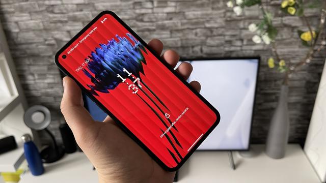 <b>Nothing Phone (1) a primit noua interfață Nothing OS 2.0 bazată pe Android 13 oficial; Ce e nou?</b>Săptămâna trecută aflam că Nothing OS 2.0 sosește pe primul smartphone din portofoliul Nothing și anume Phone (1). Ei bine, iată că actualizarea stabilă a început a fi livrată începând de azi în regim OTA. Carl Pei a confirmat deja vestea pe Twitter / X