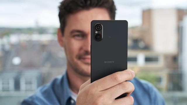 <b>IFA 2023: Sony anunță flagship-ul compact Xperia 5 V, cu procesor Snapdragon 8 Gen 2, cameră principală de 52 MP</b>Prima zi din luna septembrie ne aduce debutul unui nou flagship Sony. E vorba despre un terminal de top compact de această dată și anume Sony Xperia 5 V. Față de predecesor, adoptă acum un setup foto dual în partea din spate (în locul celui triplu)