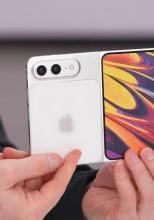 Unbox Therapy a primit o machetă și mai realistă pentru iPhone Fold; Noul model arată cât de subțire ar putea fi viitorul telefon pliabil Apple