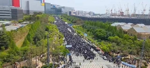 Criză sindicalistă la Samsung: angajaţii refuză bonusuri de 300.000 de dolari, pregătesc greva generală