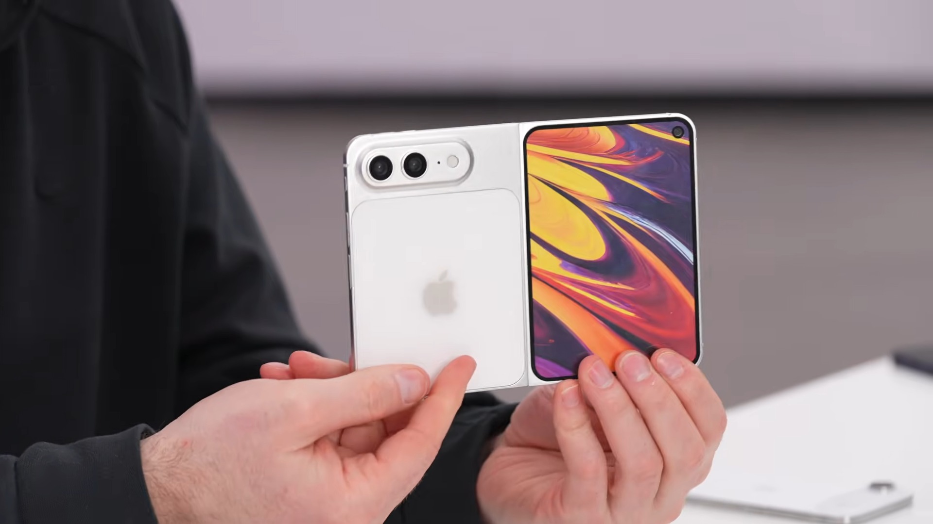 Unbox Therapy a primit o machetă și mai realistă pentru iPhone Fold; Noul model arată cât de subțire ar putea fi viitorul telefon pliabil Apple