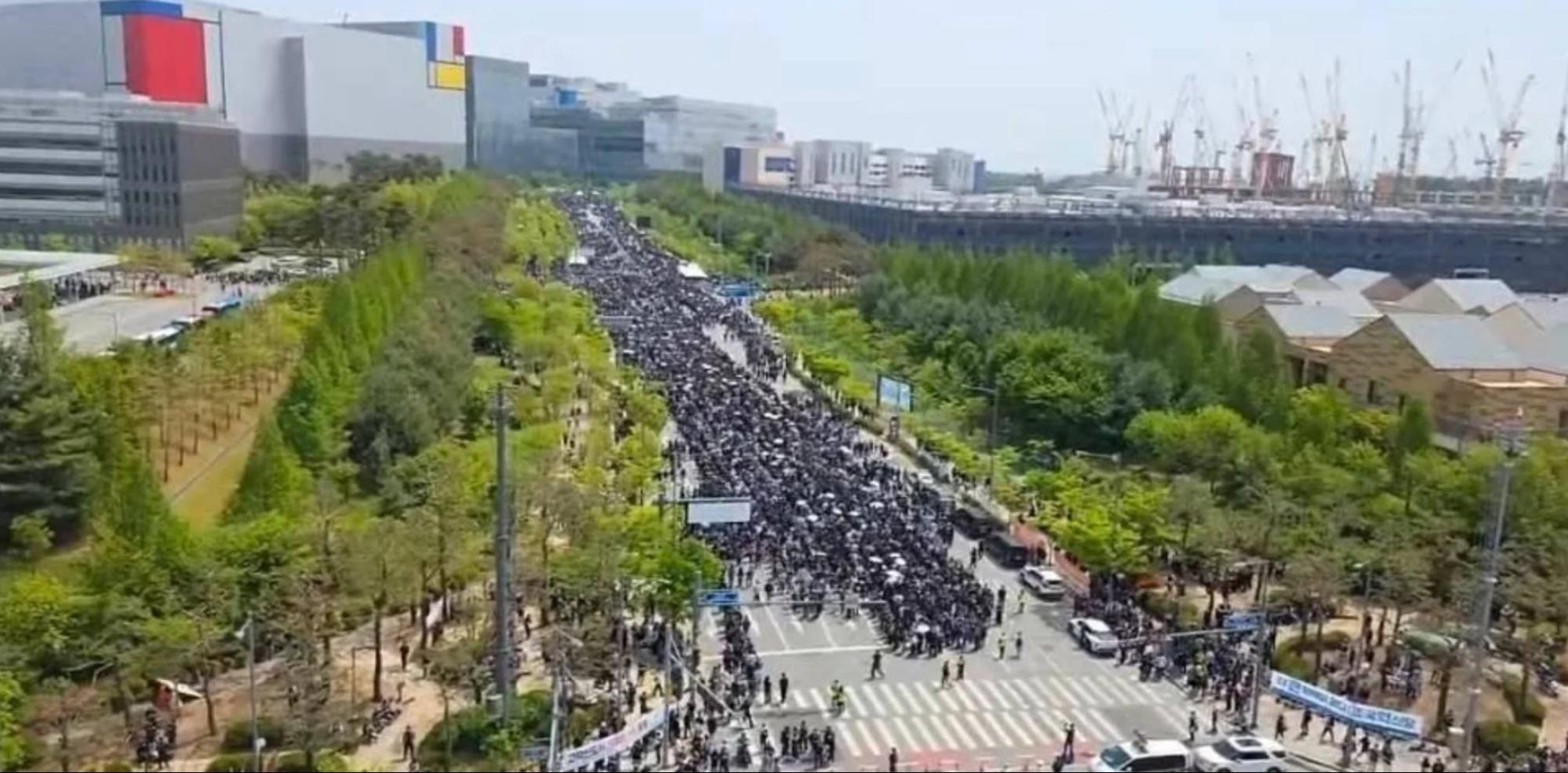 Criză sindicalistă la Samsung: angajaţii refuză bonusuri de 300.000 de dolari, pregătesc greva generală