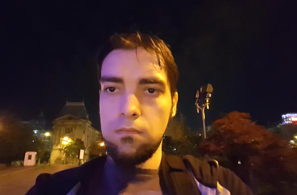 Selfie low light (Samsung Galaxy S7 vs Huawei P9 vs Xiaomi Mi 5): Samsung Galaxy S7