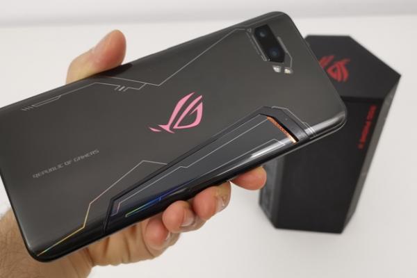 ASUS ROG Phone II Mega Unboxing: am desfăcut trolerul plin cu accesorii şi iată ce e înăuntru (Video)