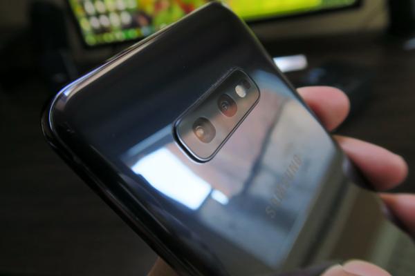 Samsung Galaxy S10e: Cameră duală cu 85% din capacitatea lui Galaxy S10+