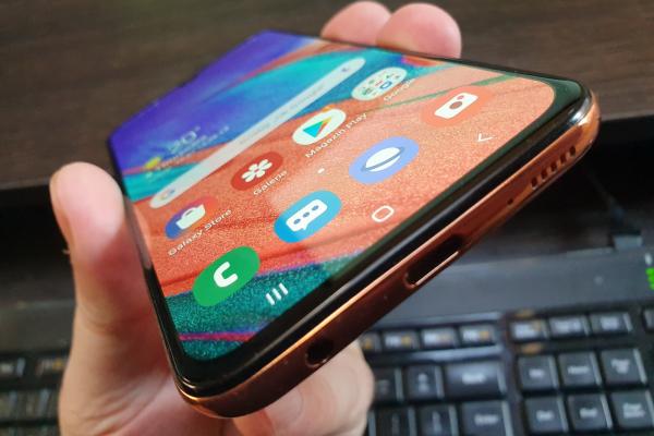 Samsung Galaxy A40: Acustică de midrange, bună însă la jocuri