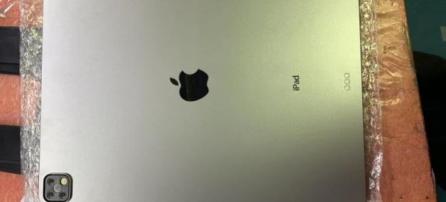 [UPDATE: Avem și video cu macheta] iPad Pro 2019 e viu şi nevătămat, apare cu o cameră pătrată de iPhone 11 Pro în spate