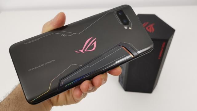 <b>ASUS ROG Phone II Mega Unboxing: am desfăcut trolerul plin cu accesorii şi iată ce e înăuntru (Video)</b>ASUS ROG Phone II a debutat în sfârşit la IFA 2019 şi am aflat când va sosi în Europa. Varianta Elite vine pe 20 septembrie la 899 euro, iar cea Ultimate în trimestrul 4 la 1199 euro. Ei bine, după prezentarea oficială vine şi acel 