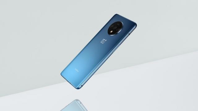 <b>OnePlus face public designul lui OnePlus 7T pe o nouă nuanţă numită "Haze Blue"</b>Aşa ceva nu vezi în fiecare zi! OnePlus a decis să lase deoparte banalele teasere şi să ne oferte direct randări oficiale ale viitoarelor sale telefoane. E vorba aici despre OnePlus 7T, care îşi dezvăluie designul în imaginile de mai jos