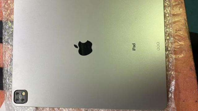 <b>[UPDATE: Avem și video cu macheta] iPad Pro 2019 e viu şi nevătămat, apare cu o cameră pătrată de iPhone 11 Pro în spate</b>Cu ceva vreme înainte de evenimentul Apple de acum o săptămână au apărut speculaţii că s-ar putea lansa şi un iPad Pro cu o cameră pătrată în spate, inspirată de cea de pe iPhone 11 Pro. Tableta nu s-a materializat