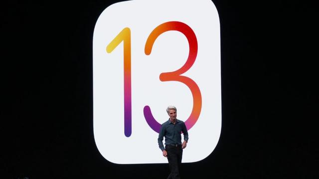 <b>iOS 13 şi WatchOS 6 sunt acum disponibile în România; Iată ce e nou!</b>Aşteptate încă de la anunţul lor din iunie, iOS 13 şi watchOS 6 tocmai au început să fie oferite şi în România. După 3 luni de beta testing, iOS 13 va ajunge pe o sumedenie de iPhone-uri. Vă reamintim ce e nou mai jos.