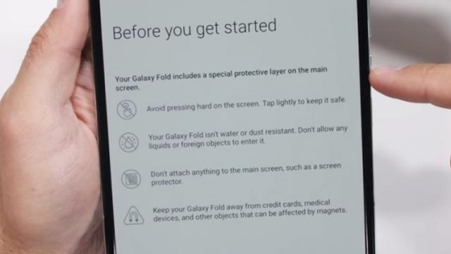 <b>Avertizare pentru cumpărătorii de Samsung Galaxy Fold: "nu apăsați ecranul prea tare" + alte teste JerryRigEverything (Video)</b>Primul telefon pliabil de la Samsung a început să se livreze spre clienți în câteva țări de pe glob și au început să apăra diverse teardown-uri și unboxing-uri. Aflăm și câteva aspecte inedite, precum o avertizare din partea companiei