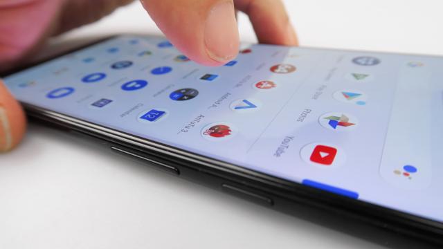 <b>Google Pixel 3 XL: Benchmark-uri de top 10, dar se cere mai mult RAM...</b>Google Pixel 3 XL a fost probabil ultimul telefon mare flagship tolerat cu 4 GB RAM... Deja în 2019 lumea a început să strâmbe din nas şi la 6 GB şi 8 GB e noua normă. Ca atare se reflectă ceva din acest sacrificiu şi în testele de performanţă.