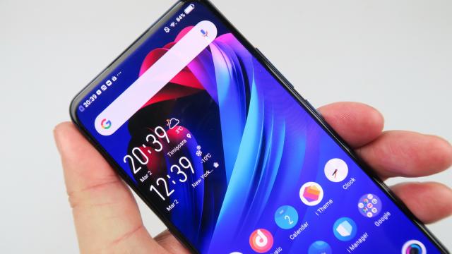 <b>Vivo NEX Dual Display: OS, UI, aplicaţii cu FuntouchOS, Android Pie şi ecranele puse la treabă</b>Vivo NEX Dual Display nu e doar primul nostru contact cu un telefon Vivo, ci şi cu interfaţa FuntouchOS. Este aplicată peste Android Pie şi e clar inspirată de iOS. Trecerea între două ecrane se face prin apăsarea butonului dedicat lateral, sau printr-un 