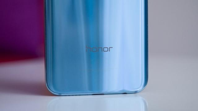 <b>Honor ar fi pierdut un smartphone prototip în tren; Oferă 5000 euro recompensă celui care găsește și returnează device-ul</b>De multă vreme nu am mai întâlnit situații în care prototipuri de smartphone-uri au fost pierdute sau furate, cel mai mediatizat caz fiind cel al prototipului de iPhone 4 uitat într-un bar din SUA în urmă cu aproximativ 9 ani