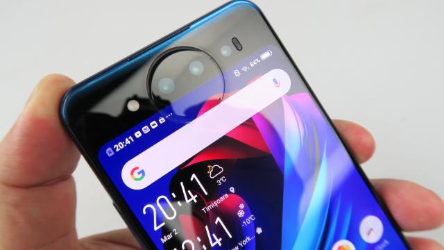 <b>Vivo NEX Dual Display: Cameră cu dublă datorie, de care se achită doar OK</b>Vivo NEX Dual Display ne face treaba mai uşoară, la capitolul cameră. Cum aşa? Pentru că nu are camera selfie... O veţi folosi pe cea principală pentru a face  selfie-urile, cu ajutorul ecranului din spate. În ce priveşte dotarea hardware, handsetul..