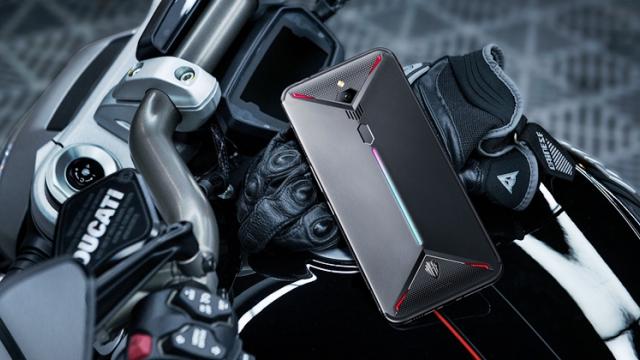 <b>Nubia Red Magic 3 este acum oficial! Smartphone de gaming cu filmare 8K și sistem de răcire dual</b>Printre cele mai proaspete telefoane de gaming apărute pe piață îl avem și pe Nubia Red Magic 3, smartphone recent introdus pe piața din China de către ZTE și care impresionează atât la nivel de look, cât și pe partea de specificații