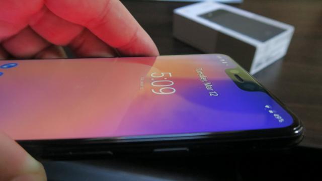 <b>Cu cât latri mai tare, cu atât muşti mai aprig din felia de vânzări; Pixel 3 nu se vinde...</b>Au apărut azi ştiri legat de vânzările slabe din ultimul trimestru în ceea ce priveşte telefoanele Pixel ale celor de la Google. Mai mult se spune că ar exista şi reproşuri îndreptate spre Sundar Pichai, iar acesta ar fi evaziv legat de răspunsuri.