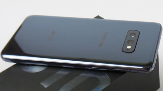 <b>Mini Turul Magazinelor #75: Huawei P30 la discount, Huawei P30 Lite la preţ bun şi oferte la Galaxy S10e şi Mi Mix 2</b>Iepuraşul a trecut, dar reducerile au rămas. Am găsit preţuri excelente pentru cele mai atractive telefoane ale momentului: avem atractivul Huawei P30 la un preţ ceva mai bun, dar şi pe Huawei P30 Lite şi Galaxy S10e la sume corecte