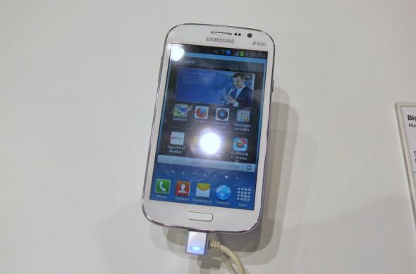 MWC 2013: Samsung Galaxy Grand hands on preview la MWC: un gigant cu dotări midrange (Video): samsung_galaxy_grand_6jpg.jpg