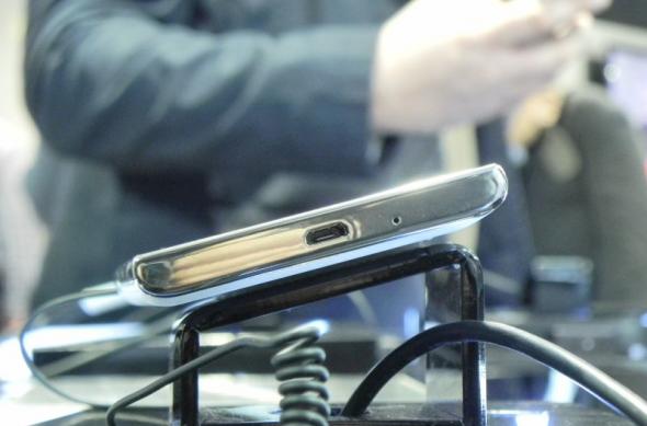 MWC 2012: LG Optimus L5 hands-on În Barcelona - un telefon echilibrat (Video): dscn0368jpg.jpg