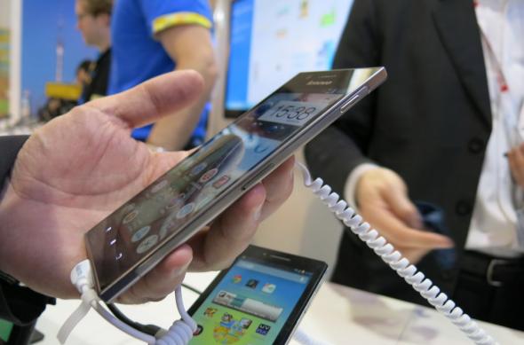 MWC 2013: Lenovo IdeaPhone K900, phablet masiv cu procesor Intel Atom dual core (Video): lenovo_ideaphone_k900_06jpg.jpg