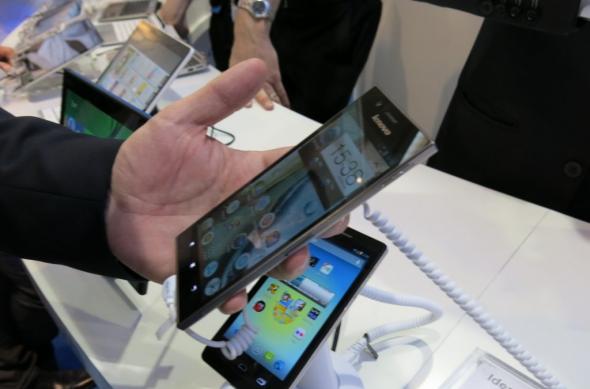 MWC 2013: Lenovo IdeaPhone K900, phablet masiv cu procesor Intel Atom dual core (Video): lenovo_ideaphone_k900_04jpg.jpg