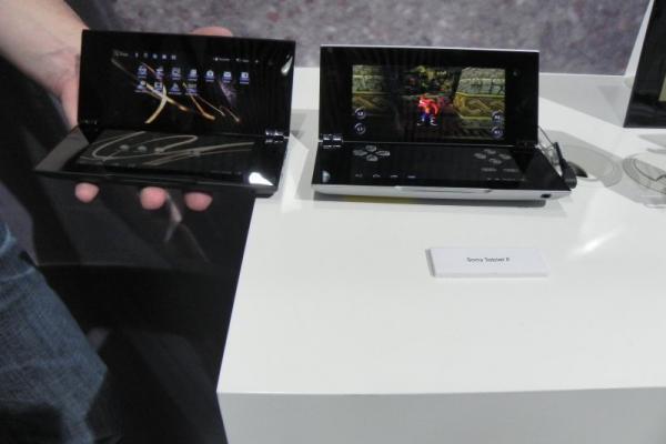 MWC 2012: Sony Tablet P preview și hands on - tableta dual display cu certificare PlayStation (Video)
