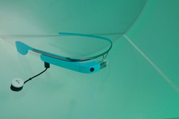 Google Glass "eyes-on" la standul QuickMobile din Băneasa Mall; Detalii despre preț și lansare În România! (Video)