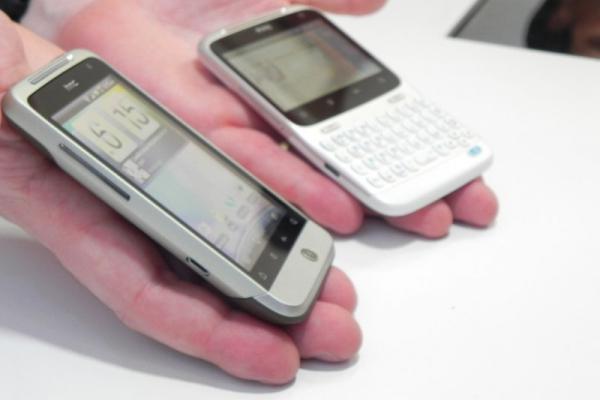 MWC 2011: Facebook Phone În acțiune! HTC Salsa și ChaCha au câte un buton special Facebook (Video)