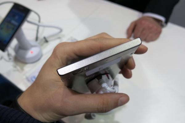 MWC 2013: Lenovo IdeaPhone K900, phablet masiv cu procesor Intel Atom dual core (Video)