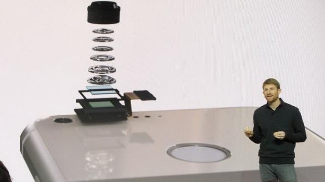 <b>Telefoanele Google Pixel vin fără stabilizare optică; Google explică de ce şi confirmă stabilizarea electronică la filmarea 4K</b>Cu o săptămână în urma Google lansa telefoanele Pixel, care se lăudau din start cu un scor impresionant de 89 de puncte la testul foto DxOMark, cel mai mare atins până acum. Şi asta în condiţiile în care telefoanele nu au stabilizare optică, lipsa explica