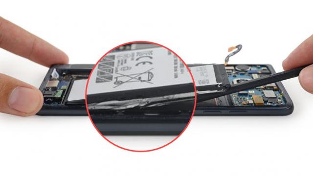 <b>UPDATE: Posibila cauza a exploziilor de modele Galaxy Note 7 ar fi designul cu margini rotunjite ale lui Note 7, conform Agenţiei Coreene pentru Tehnologie şi Standarde</b>În vreme ce unele publicații și televiziuni dau vina pe tehnologia de încărcare rapidă și pe bateria mult prea subțire, pentru exploziile întâmplate, iată că dăm astăzi și peste o altă posibilă cauză. Utilizatorul Twitter arter97  ar fi găsit un raport al