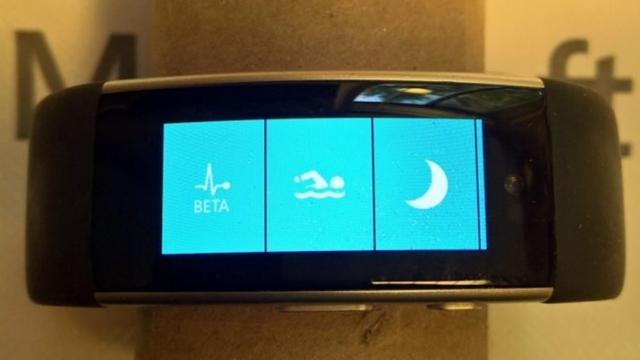 <b>Microsoft Band 3 apare în fotografii proaspete, deşi aceasta brăţară de fitness a fost anulată; Ar fi venit cu EKG!</b>Cu toate că brățara Microsoft Band 3 a fost anulată, iată că astăzi o vedem în fotografii proaspete. O dotare mai puțin întâlnită pe un produs de acest tip și regăsit pe modelul Band 3 este un senzor EKG capabil să măsoare