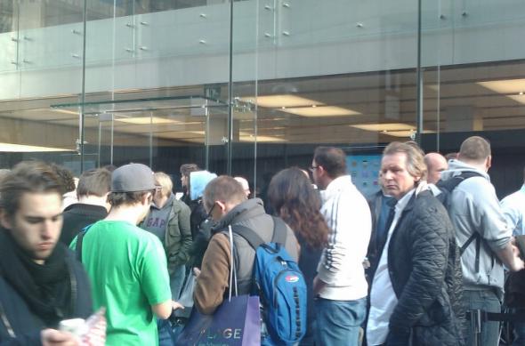 iPad 2 se lansează În Germania, În urale! Avem imagini unice de la fața locului! (Video): imag0167.jpg