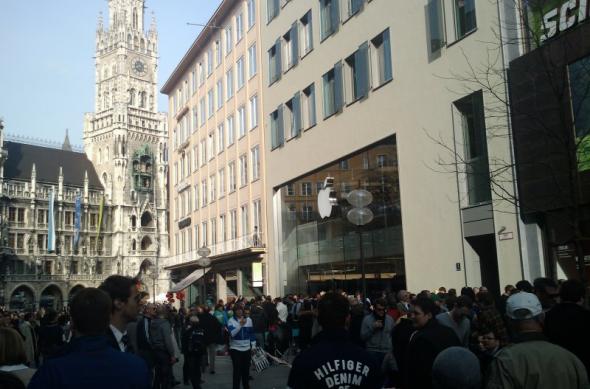 iPad 2 se lansează În Germania, În urale! Avem imagini unice de la fața locului! (Video): imag0166.jpg