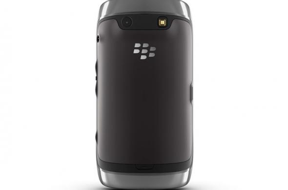 Trio de BlackBerry-uri noi, anunțat oficial: BlackBerry Bold 9900, Torch 9810 și Torch 9860: torch_9860_9850_back.jpg