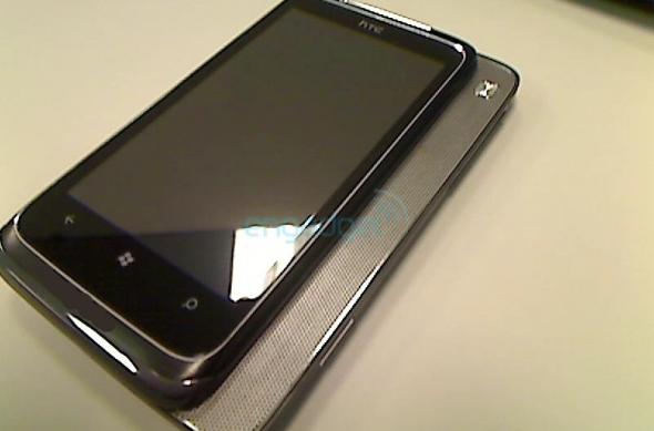 Misteriosul HTC T8788 inlocuieste tastatura glisanta cu... un difuzor?!: htc-t8788-itw-02.jpg