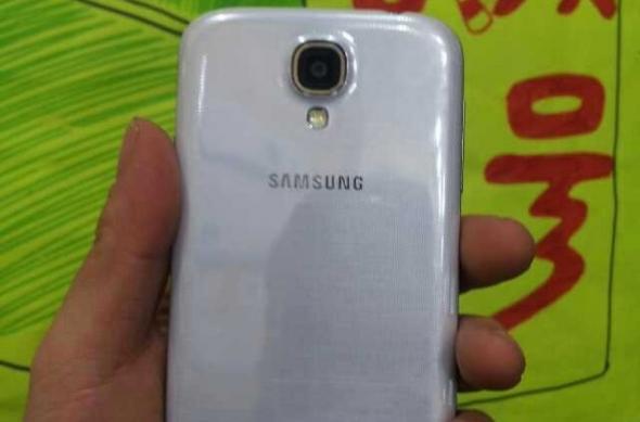 Noi imagini cu Samsung Galaxy S IV vin din China; Iată presupuse fotografii hands on!: 145339mfgjejl6mmj1pxqj.jpg