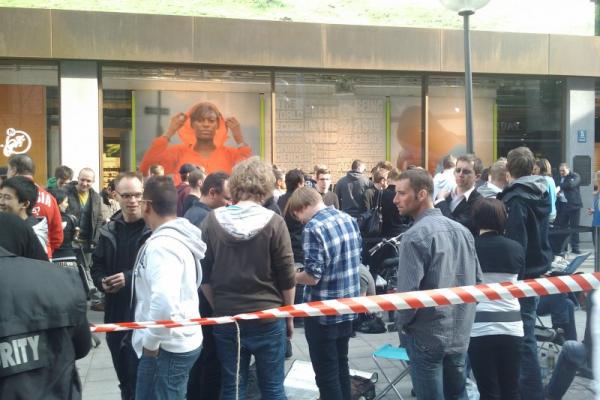 iPad 2 se lansează În Germania, În urale! Avem imagini unice de la fața locului! (Video)