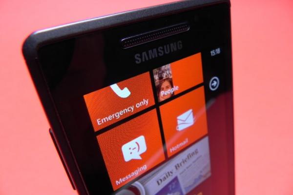 Review Samsung Omnia 7 - Cel mai bun telefon Windows Phone 7? Recenzia Samsung Omnia 7 are răspunsul! (Video)