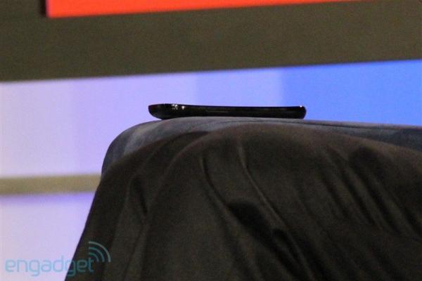 Google Nexus S surprins În mâna lui Eric Schmidt; CEO-ul Google confirmă Android 2.3 pentru următoarele săptămâni (video)