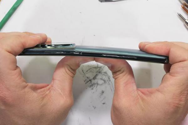Se mai rupe OnePlus 12 la testul lui JerryRigEverything, ca predecesorii? Aflăm din testul de rezistenţă