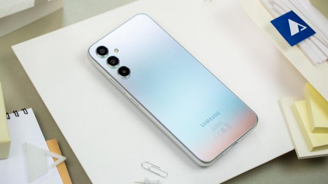 <b>Samsung Galaxy F15 5G a apărut în randări cu iz realist; Ar fi un telefon accesibil cu baterie de 6000 mAh</b>Samsung lansează telefoane accesibile sub seriile Galaxy A, Galaxy M, dar și Galaxy F. În general terminalele F și M sunt variante rebranduite pentru diferite regiuni. Recent au apărut pe web randări cu iz oficial pentru un nou terminal accesibil