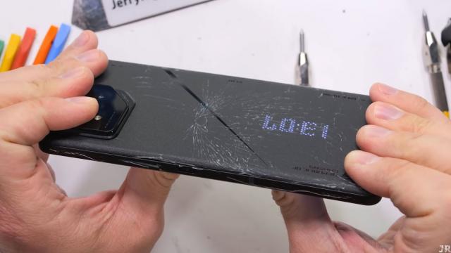 <b>ASUS ROG Phone 8 Pro se crapă la testul de rezistenţă al lui JerryRigEverything (Video)</b>Telefoanele ASUS ROG sunt apreciate pentru puterea lor, pentru accesorii şi pentru design, dar e un aspect la care cel puţin 2 modele nu au impresionat. E vorba despre rezistenţa la testul de îndoire al lui JerryRigEverything