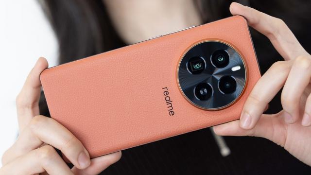 <b>Un smartphone realme misterios cu procesor Qualcomm Snapdragon special apare în GeekBench; Să fie un flagship killer?</b>realme urmează să lanseze două smartphone-uri midrange sub seria realme 12 curând. Se pare totuși că producătorul pregătește și terminale ceva mai interesante. În GeekBench a apărut recent un terminal misterios ce are sub capotă un procesor